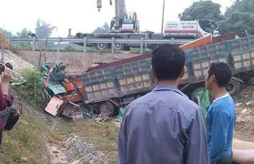 Xe tải lao xuống hầm chui cao tốc Hà Nội - Lào Cai, phụ xe chết thảm