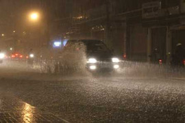 Người Sài Gòn 'lao như bay' trên đường phố ngập nước