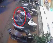 Clip: ‘Nữ quái’ giở tiểu xảo cạy cốp xe máy trong nháy mắt