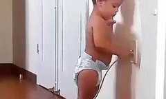 Em bé hoảng sợ khi nghịch ổ điện