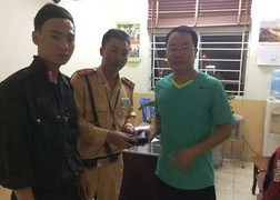 CSGT Hà Nội trả lại hơn 30 triệu cho người đánh rơi