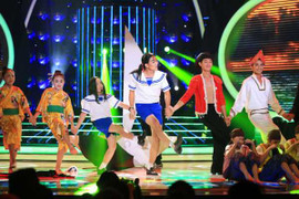 Gương mặt thân quen nhí: Con nuôi Hoài Linh đấu bò tót trên sân khấu