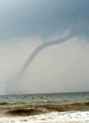 Chuyên gia thời tiết lý giải hiện tượng vòi rồng hút nước biển, cá heo chết ở Vũng Tàu