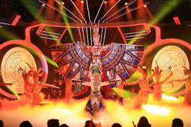 Gương mặt thân quen nhí: Phương Mỹ Chi vất vả mặc bộ đồ 10kg trên sân khấu