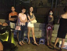 Tóm gọn 'quái xế' chở chân dài lộng hành ở Hà Nội