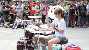 Clip: Thiếu nữ xinh đẹp khoe tài ‘múa dùi’ chơi trống cực ngầu