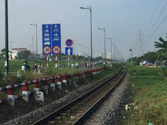 Ngồi chơi cùng bạn trên đường sắt, nam thanh niên bị tàu tông chết