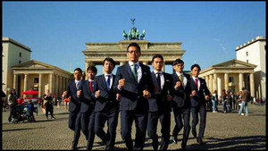 Video: Nhóm nhạc Nhật nhảy robot khuynh đảo đường phố Paris