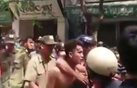 Gây tai nạn rồi bỏ chạy, tài xế taxi bị người dân vây đánh