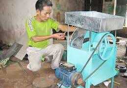 Ông Sành 'khùng' chế tác máy cắt hành tự động