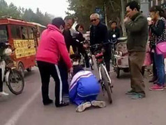 Clip: Đâm vào xe cụ già, cậu học sinh bị tát, bắt quỳ gối