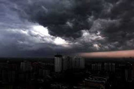 Nam Bộ xuất hiện tố lốc, Bắc Bộ nắng nhẹ