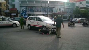 Taxi cố vượt đèn đỏ tông một phụ nữ nguy kịch