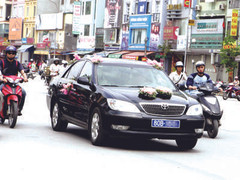 Mua sắm, sử dụng xe công ở Việt Nam tốn kém và 'ngược đời' thế nào?