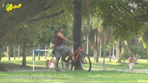 Clip: Xem người đàn ông láu cá chơi khăm tên trộm