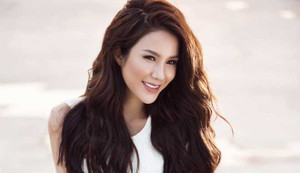 Diệp Lâm Anh 'hút hồn' khán giả khi trắng ngần dạo phố