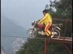 Thót tim xem cảnh đi xe máy trên dây qua vực sâu