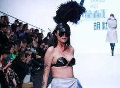 Váy áo kinh dị lên sàn diễn thời trang Trung Quốc trước lễ hội ma quỷ