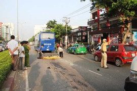 Băng qua dải phân cách, người đàn ông bị xe khách cán chết