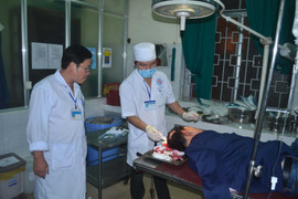 Côn đồ vác dao vào bệnh viện truy sát, phòng cấp cứu tan hoang