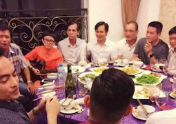 Bố Hồ Ngọc Hà thân thiết bên người tình đại gia của con gái