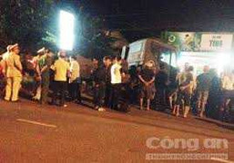 Xe tải nổ lốp, cuốn cụ bà vào gầm