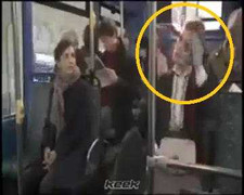 Clip: Mải chải chuốt trên xe buýt và cái kết đắng