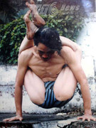 'Dị nhân' yoga ở Hà Nội: Tự rửa nội tạng, vận khí cho võ sư đánh