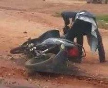 Khi ma men đánh vật với xe máy