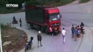 Clip: Phóng nhanh qua khúc cua, người đi xe máy nằm gọn trong gầm xe tải