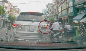 Clip: Trộm ngang nhiên cầm dao cạy logo ô tô chờ đèn đỏ