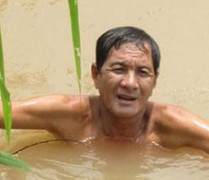 Bí ẩn chuyện người đàn ông ném hài cốt vợ xuống sống vì mê tín