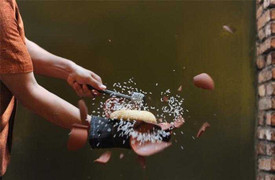 Video: Tròn mắt xem nhân viên nhà hàng biểu diễn cơm niêu đập