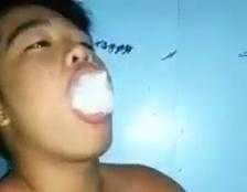 Pha nhả khói không thể tưởng của chàng trai