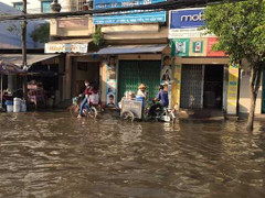 Trời không mưa, đường phố Cần Thơ vẫn mênh mông nước