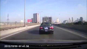 Video: Xe biển xanh ‘đánh võng’ trên đường