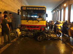 Xe buýt đâm hàng loạt xe máy đang trú mưa dưới hầm chui Kim Liên