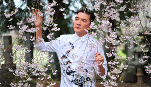 Đàm Vĩnh Hưng ghi khắc kỷ niệm giữa rừng hoa anh đào