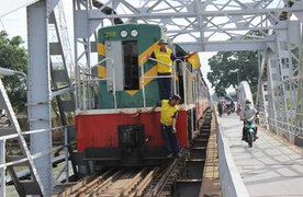Xà lan đâm cầu Bình Lợi, giao thông đường sắt tê liệt