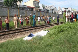 Đi bộ trên đường sắt, một phụ nữ bị tàu cán chết