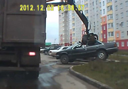 Choáng váng cảnh xử lý xe đỗ sai quy định ở Nga