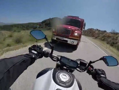 Video: Những cú đâm trực diện kinh hãi