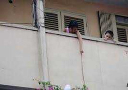 Ban công chung cư - hiểm họa cho trẻ nhỏ