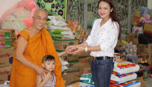 Duyên Anh Idol giản dị đi trao quà cho trẻ em khuyết tật