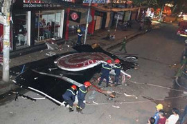 Trăm cảnh sát trắng đêm ứng cứu bảng hiệu khổng lồ đổ sập