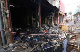 Cháy lớn trong đêm, nhiều cửa hàng ở Hà Nội thành tro bụi