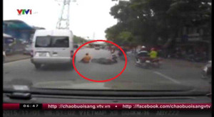 Video: Đi bộ kiểu ‘tự sát’, hai mẹ con suýt lĩnh ‘trái đắng’