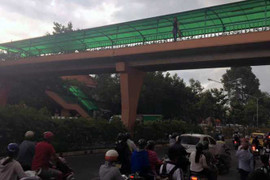 Cô gái la hét rồi nhảy từ cầu đi bộ xuống đường