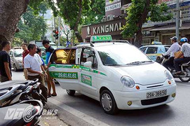 Xe taxi ngang nhiên 'bức tử' đường phố thủ đô