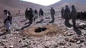 Cô gái bị khủng bố Taliban ném đá tới chết vì ngoại tình